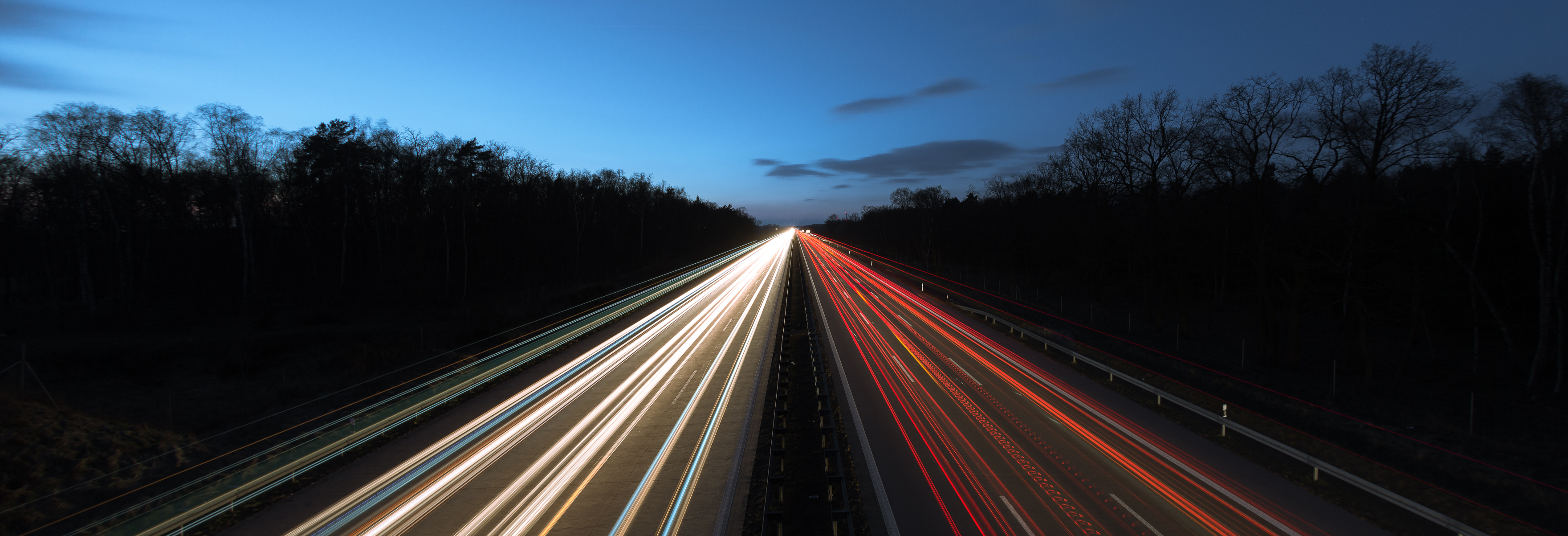 Autobahn bei Nacht als Langzeitbelichtung